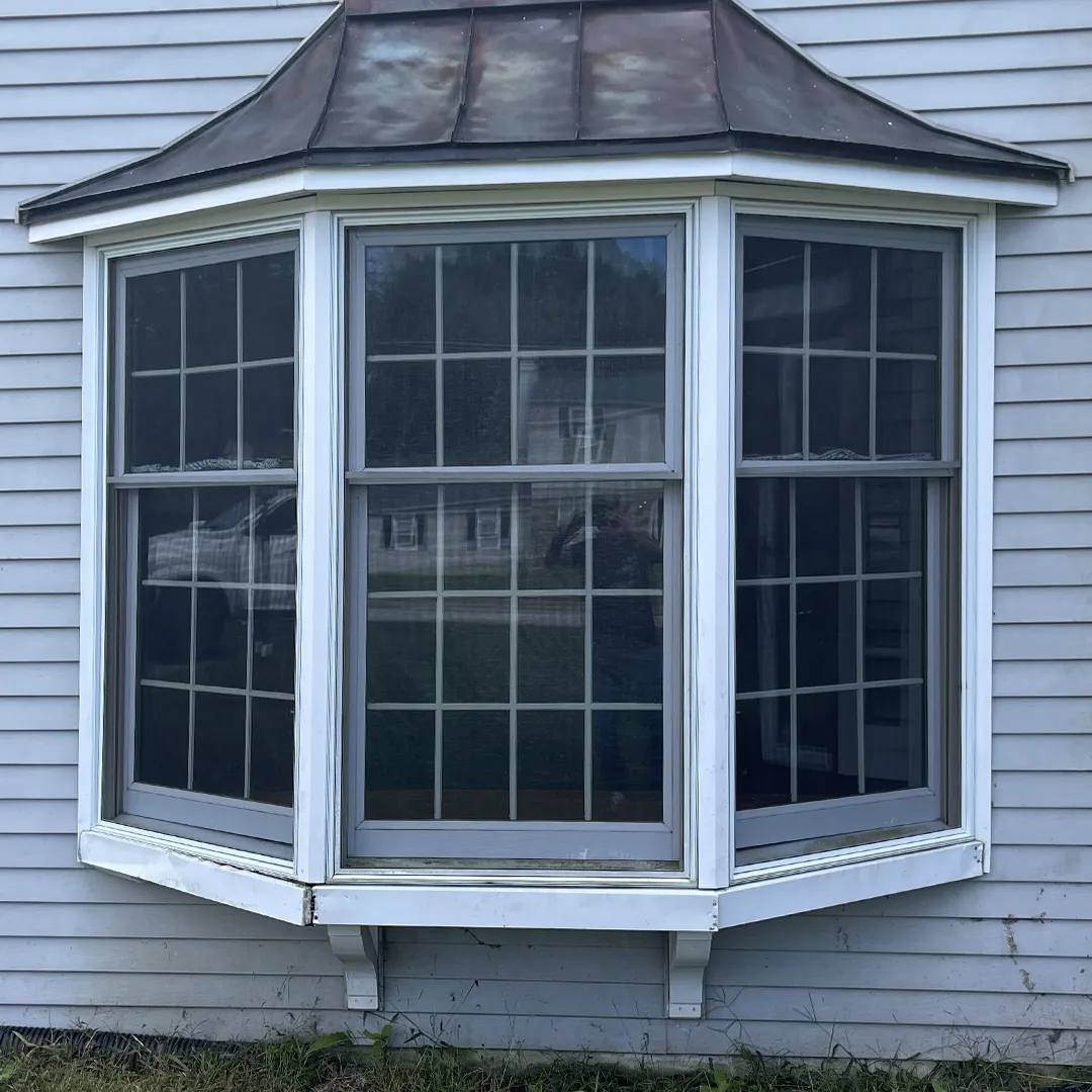 Bay window before replacement