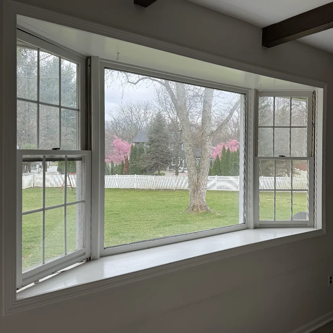 Corner window arrangement before replacement