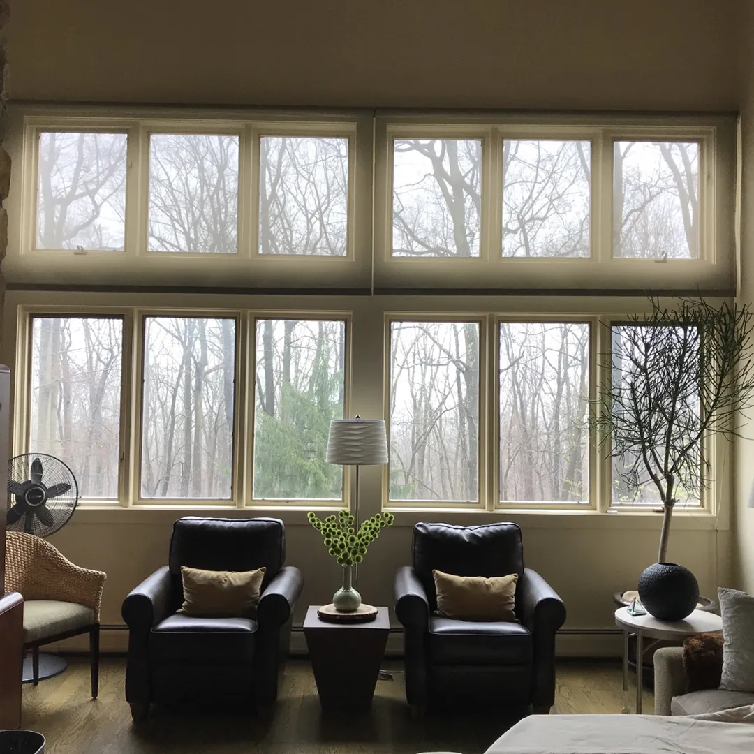 Living room feature windows before replacement